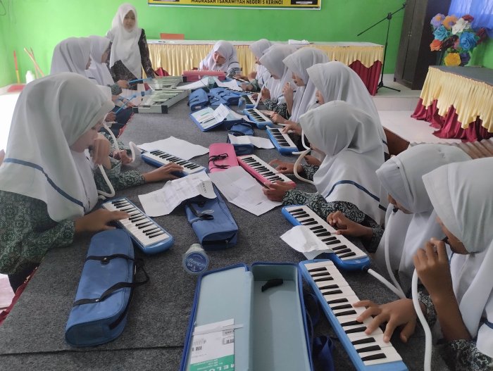 Tingkatkan Bakat Seni, Siswa MTsN 5 Kerinci Antusias Latihan Pianika dan Belira