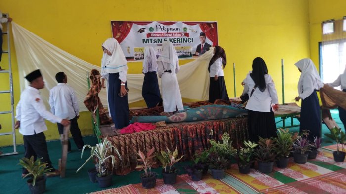 Gotong Royong Warnai Persiapan Pelepasan Siswa Kelas IX MTsN 5 Kerinci Tahun Pelajaran 2025/2026