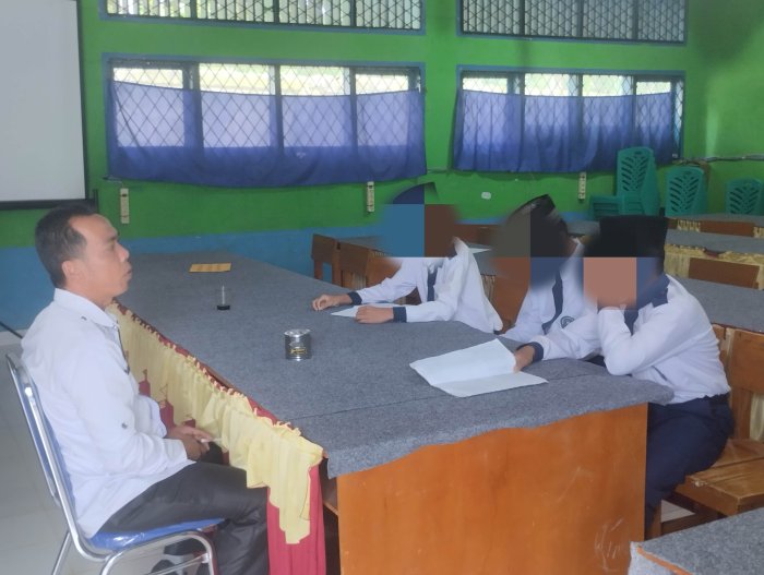 Tegakkan Kedisiplinan, Waka Kesiswaan MTsN 5 Kerinci Berikan Pembinaan Khusus bagi Siswa Indisipline