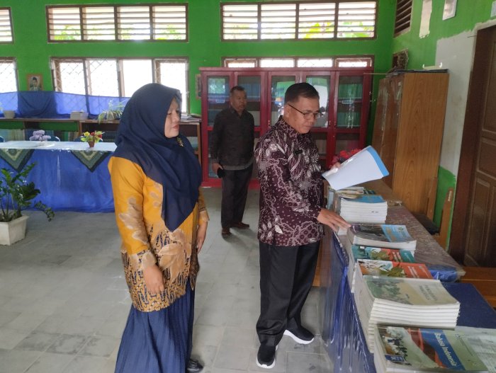 Kepala MTsN 5 Kerinci, Bapak Hardial, Lakukan Supervisi Perpustakaan Guna Tingkatkan Mutu Layanan dan Minat Baca