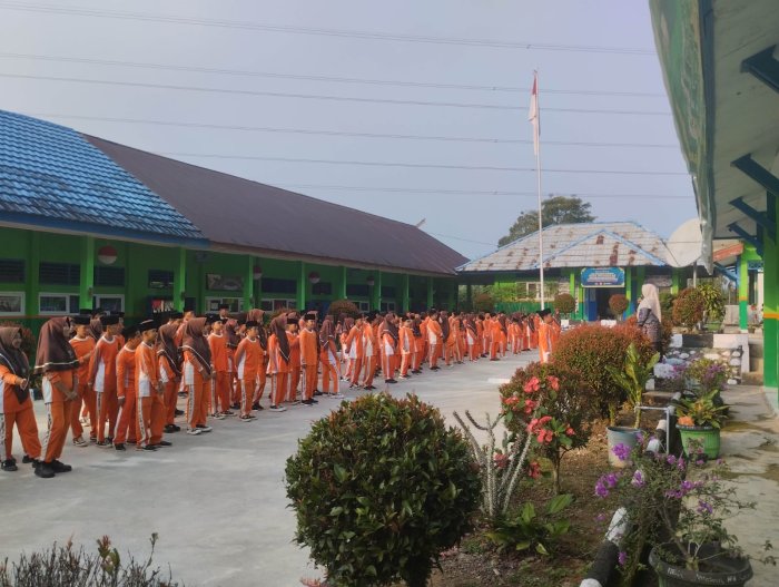 Persiapkan Generasi Mandiri, Ibu Zakiah Sampaikan Pesan Life Skill pada Apel Pagi Persiapkan Generasi Mandiri, Ibu Zakiah Sampaikan Pesan Life Skill pada Apel Pagi