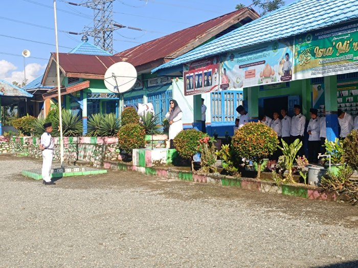 Waka Humas MTsN 5 Kerinci Tekankan Pentingnya Disiplin dalam Belajar pada Amanat Upacara