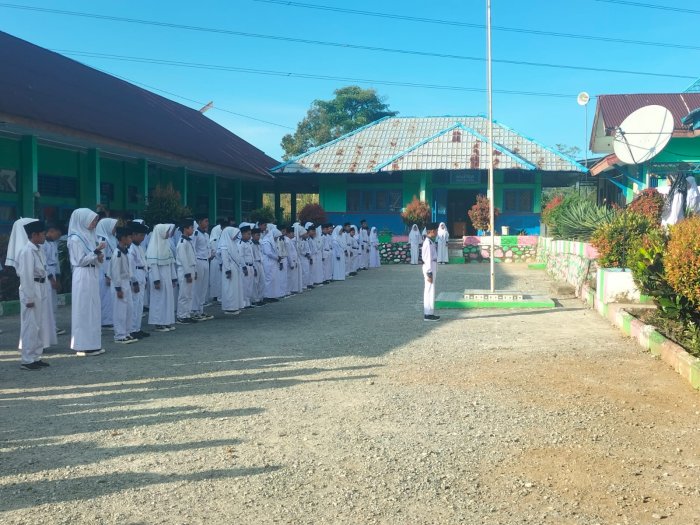 Upacara Bendera Penuh Khidmat di MTsN 5 Kerinci, Pembina Soroti Pentingnya Menjaga Lisan