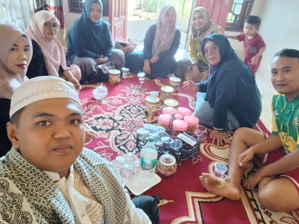 Solidaritas Keluarga Besar MTsN 5 Kerinci: Guru dan Staf Jenguk Bapak Panji yang Sedang Sakit