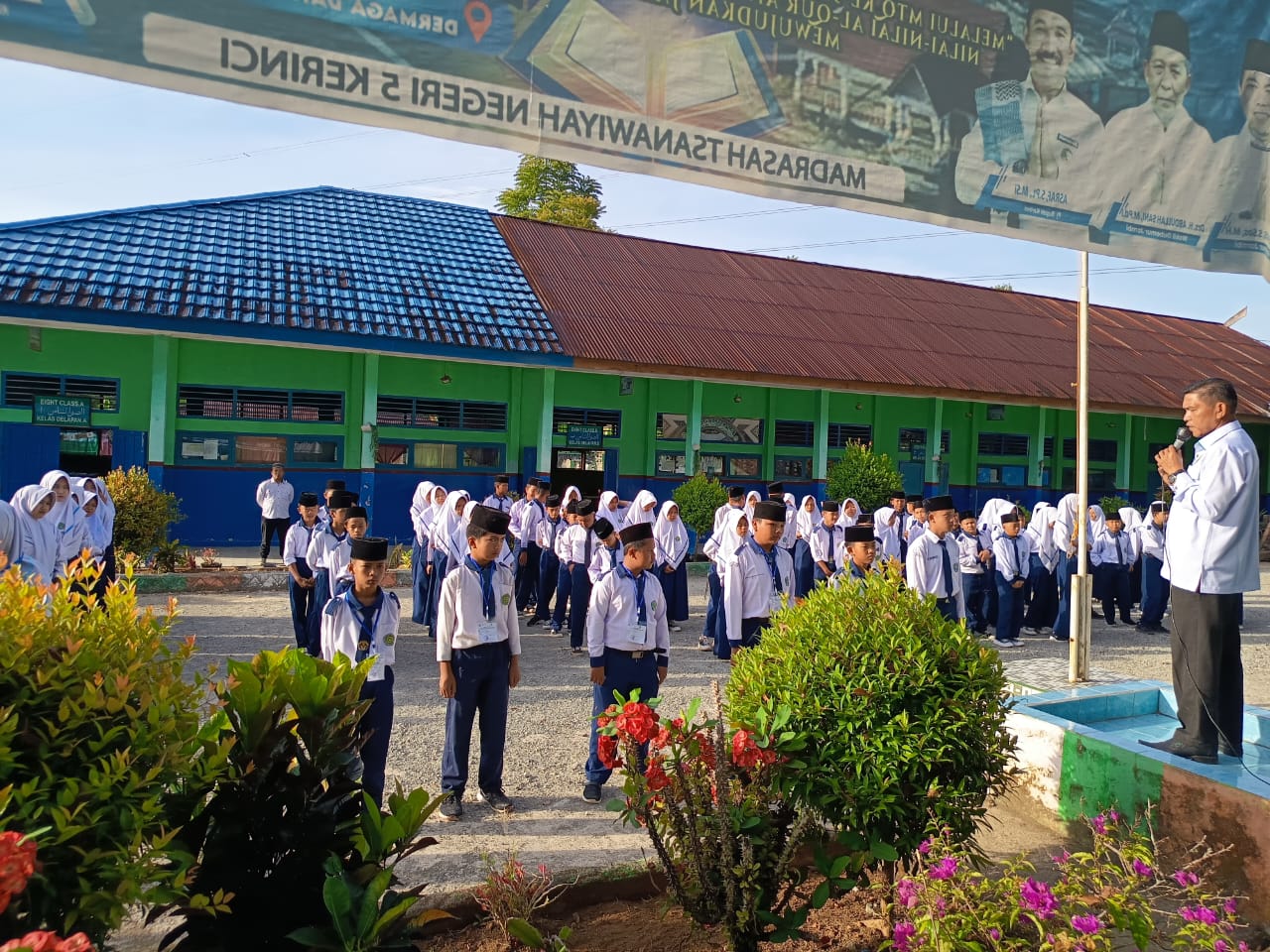 Asesmen Akhir Semester Genap 2025 Dimulai, Kepala Madrasah dan Waka Secara Simbolis Berikan Kartu Ujian