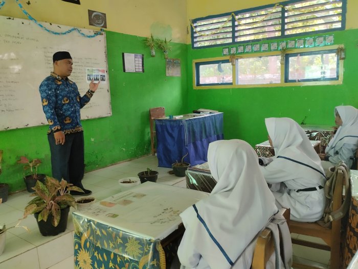 Pembina OSIM Sosialisasikan Teknis Pencoblosan, Ajak Siswa MTsN 5 Kerinci Jadi Pemilih Cerdas