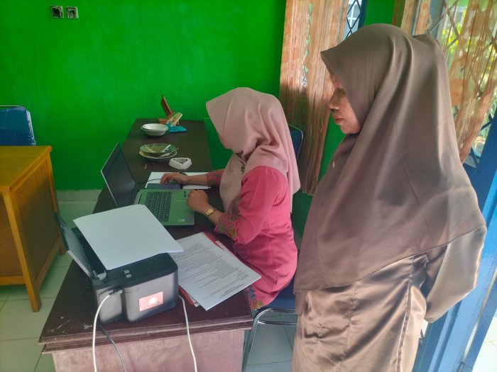 Matangkan Persiapan Jelang Tes Seleksi Hari Senin, Panitia SPMB MTsN 5 Kerinci Lembur Rampungkan Berkas Ujian Matangkan Persiapan Jelang Tes Seleksi Hari Senin, Panitia SPMB MTsN 5 Kerinci Lembur Rampungkan Berkas Ujian