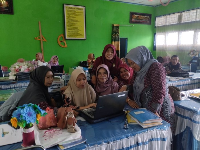 Inovasi Pembelajaran: Guru MTsN 5 Kerinci Antusias Pelajari Pembuatan Media Presentasi Berbasis AI