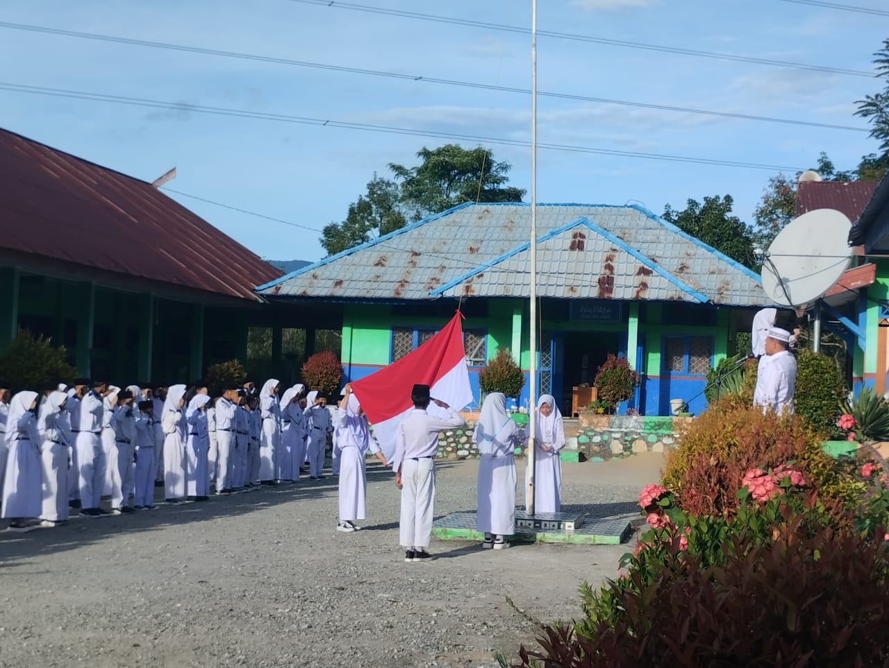 Kepala Madrasah Pimpin Upacara Bendera, Tekankan Kedisiplinan di MTsN 5 Kerinci