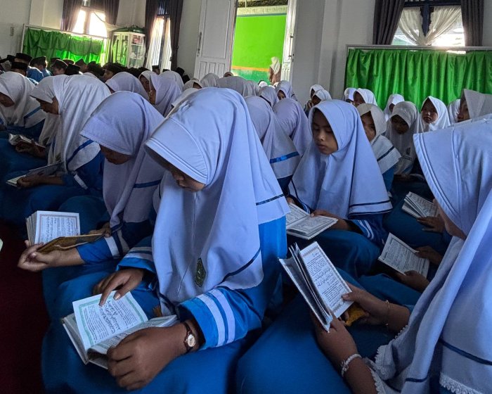 Tingkatkan Ketakwaan dan Karakter Religius, MTsN 5 Kerinci Gelar Kegiatan Yasinan Bersama Tingkatkan Ketakwaan dan Karakter Religius, MTsN 5 Kerinci Gelar Kegiatan Yasinan Bersama