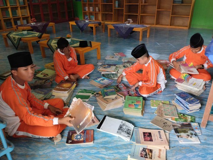 Wujudkan Perpustakaan yang Nyaman: Aksi Nyata Siswa Memilah Buku Sesuai Kategori