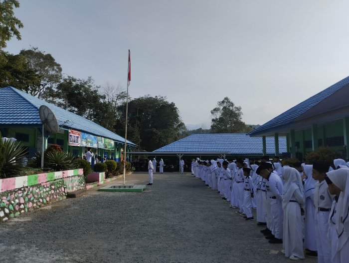 Upacara Bendera di MTsN 5 Kerinci Pembina Tekankan Bahaya Kenakalan Remaja
