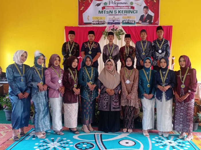 Momen Khidmat Pelepasan Siswa Kelas IX MTsN 5 Kerinci: Penuh Haru dan Prestasi