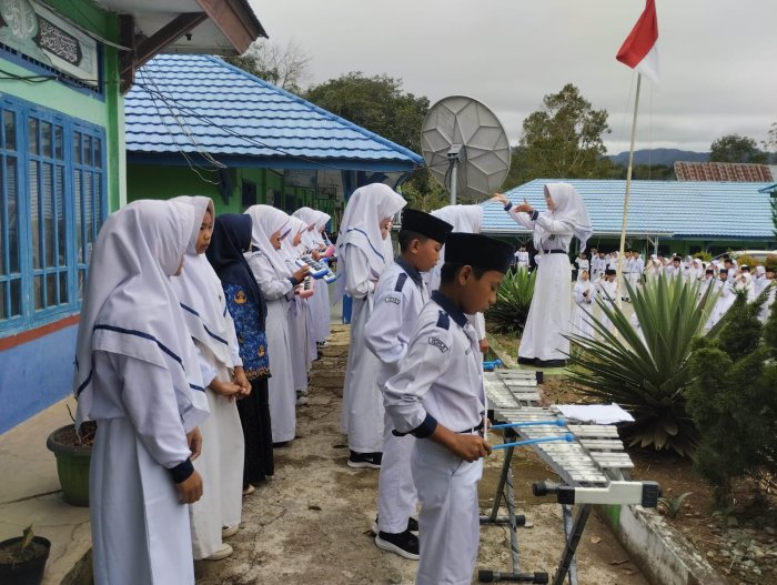 Tampil Beda! Paduan Suara MTsN 5 Kerinci Memukau dengan Iringan Beliyra dan Pianika