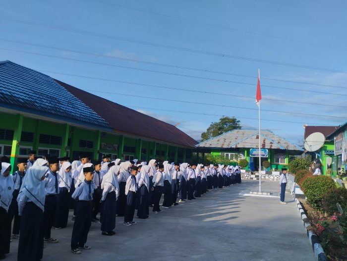 Disiplin Oke, Bakat Kece! Saat Apel Pagi Ibu Asmijarti Ajak Siswa MTsN 5 Kerinci Salurkan Potensi Bakat Terpendam Disiplin Oke, Bakat Kece! Saat Apel Pagi Ibu Asmijarti Ajak Siswa MTsN 5 Kerinci Salurkan Potensi Bakat Terpendam