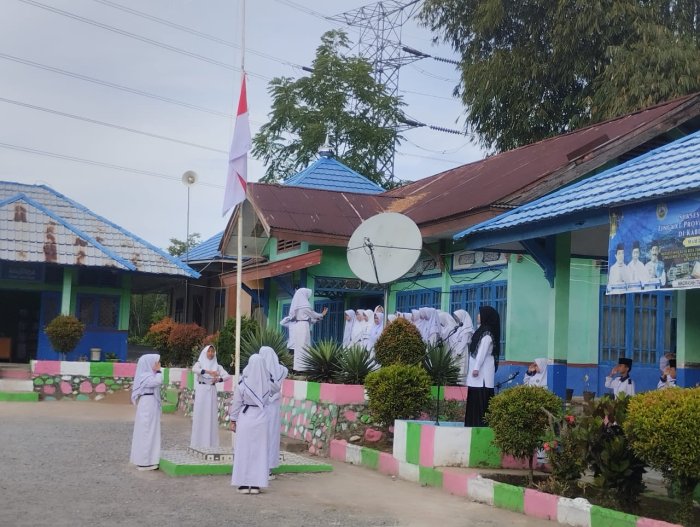 Senin Penuh Khidmat, Siswa Kelas VIIIA Jadi Petugas Upacara dengan Amanat Mendalam dari Pembina