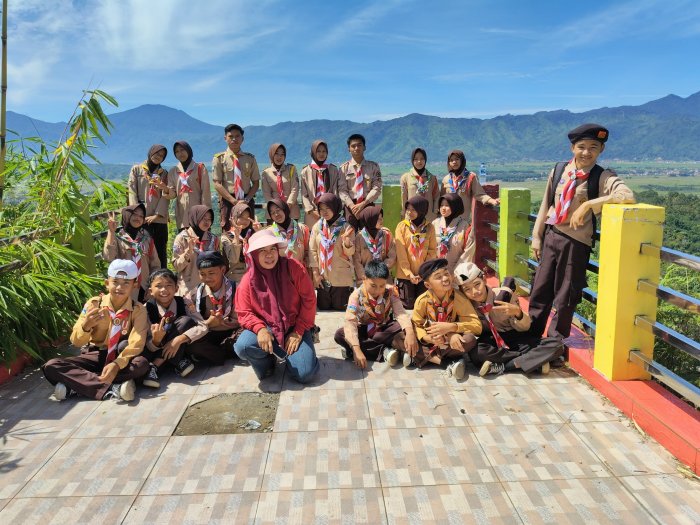 Tumbuhkan Jiwa Patriotisme, Pramuka MTsN 5 Kerinci Taklukkan Puncak Bukit Runcing