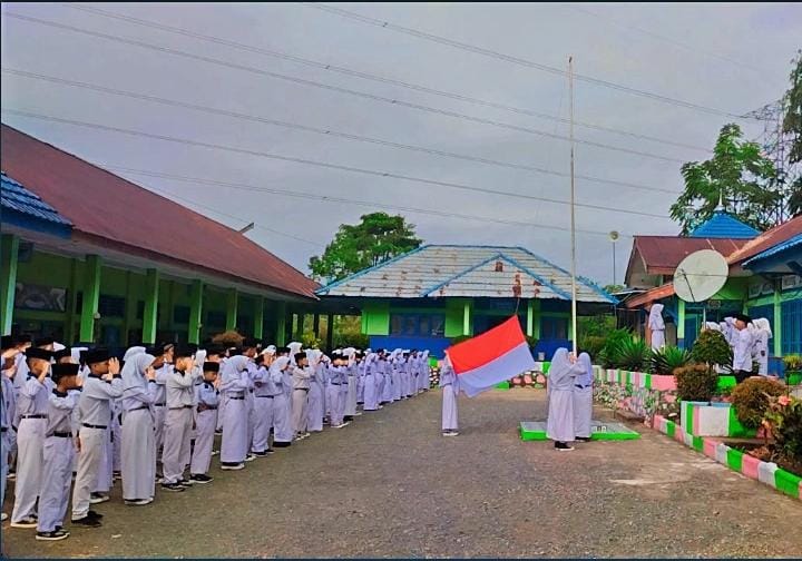 MTsN 5 Kerinci Gelar Upacara Bendera, Acara berjalan Lancar dan Khidmat. Kelas IXA dan Waka Kesiswaan Pimpin Jalannya Upacara.