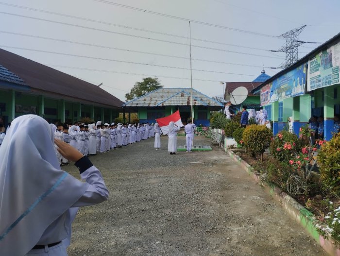Upacara Bendera di MTsN 5 Kerinci Pembina Tekankan Persiapan Dini Kelas IX Hadapi TKA