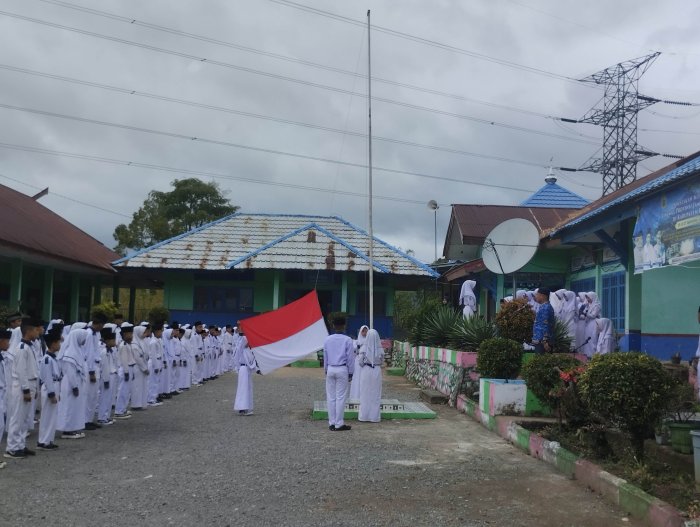 Upacara Bendera Rutin MTsN 5 Kerinci Berjalan Lancar dan Disiplin