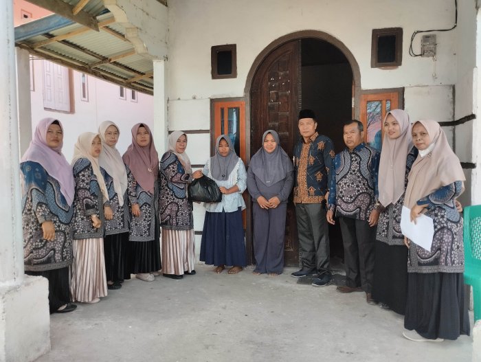 MTsN 5 Kerinci Tebar Keberkahan: Salurkan Sembako Door to Door untuk Siswa yang Membutuhkan