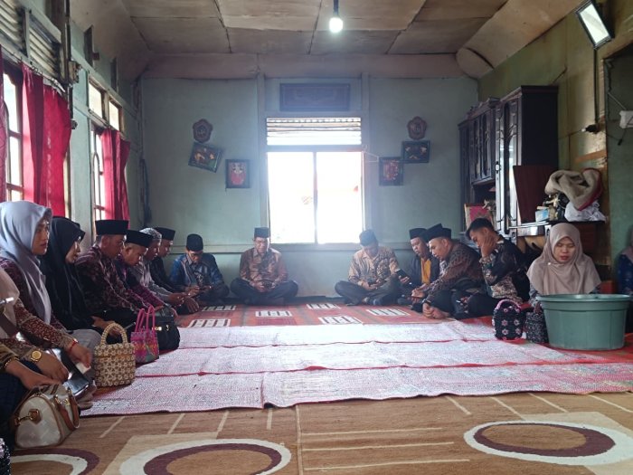 Gandeng Tangan dalam Duka: Pendidik dan Tenaga Kependidikan MTsN 5 Kerinci Bertakziah ke Rumah Ibu Nurhida Yunita,S.PdI Gandeng Tangan dalam Duka: Pendidik dan Tenaga Kependidikan MTsN 5 Kerinci Bertakziah ke Rumah Ibu Nurhida Yunita,S.PdI