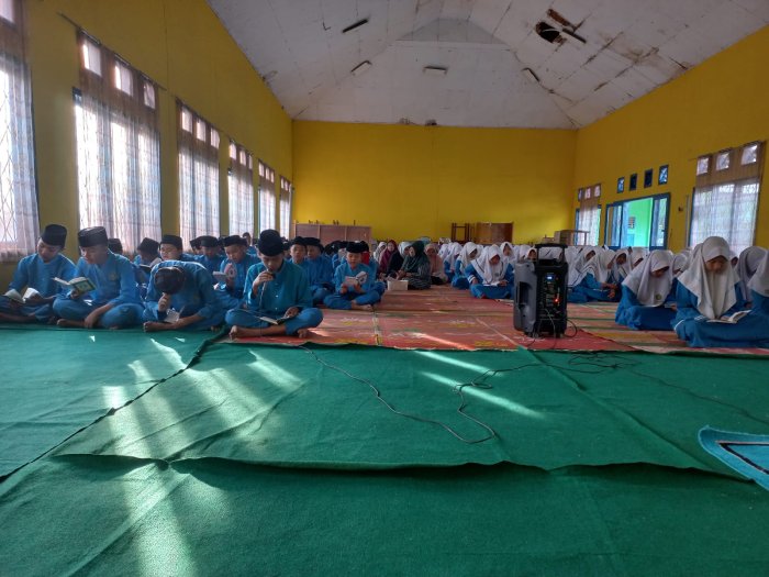 Pagi Jumat Berkah Lantunan Ayat Suci Al Quran Menggema di MTsN 5 Kerinci