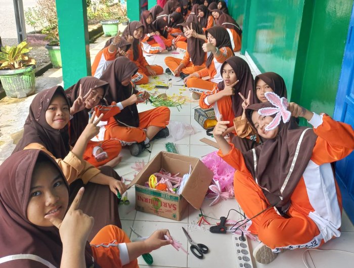 ASAH KREATIVITAS DAN ESTETIKA: Siswi MTsN 5 Kerinci Unjuk Gigi dalam Lomba Merangkai Bunga pada Classmeeting