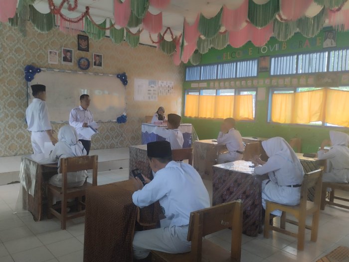 Jembatani Kelanjutan Studi Siswa, Waka Kesiswaan MTsN 5 Kerinci Distribusikan Brosur SPMB SMAN 2 Kerinci