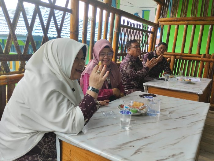 Angin Sepoi-Sepoi Temani Bincang Santai Pengawas Binaan Ibu Darmiyalfita di Kantin MTsN 5 Kerinci