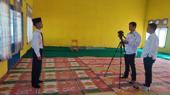 Siswa Kelas IX MTsN 5 Kerinci Jalani Sesi Foto Ijazah