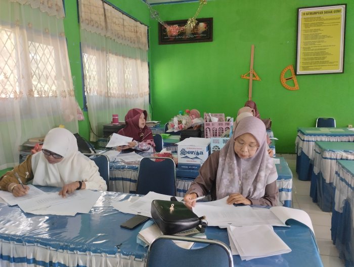 Dedikasi Tanpa Batas: Wali Kelas MTsN 5 Kerinci Tengah Sibuk Rampungkan Rapor UTS