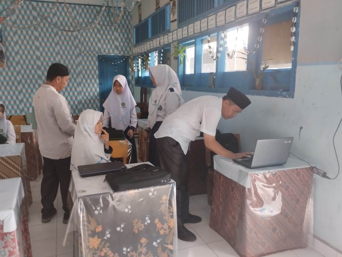 Matangkan Persiapan Simulasi TKA, Panitia MTsN 5 Kerinci Lakukan Pengecekan Perangkat Secara Maraton