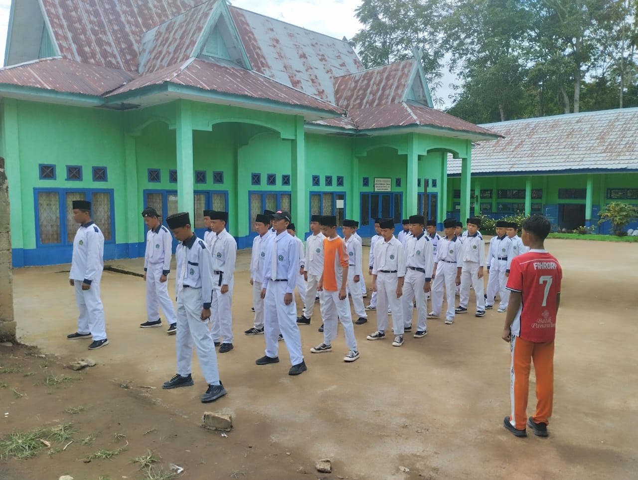 Pasukan Barisan Indah (PBI) MTsN 5 Kerinci Siap Unjuk Gigi di Lomba 17 Agustus Kemenag Kab. Kerinci.