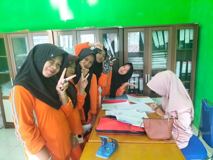 Penuh Haru dan Tertib, MTsN 5 Kerinci Fasilitasi Pengambilan Surat Keterangan Lulus (SKL) Siswa Kelas IX Penuh Haru dan Tertib, MTsN 5 Kerinci Fasilitasi Pengambilan Surat Keterangan Lulus (SKL) Siswa Kelas IX