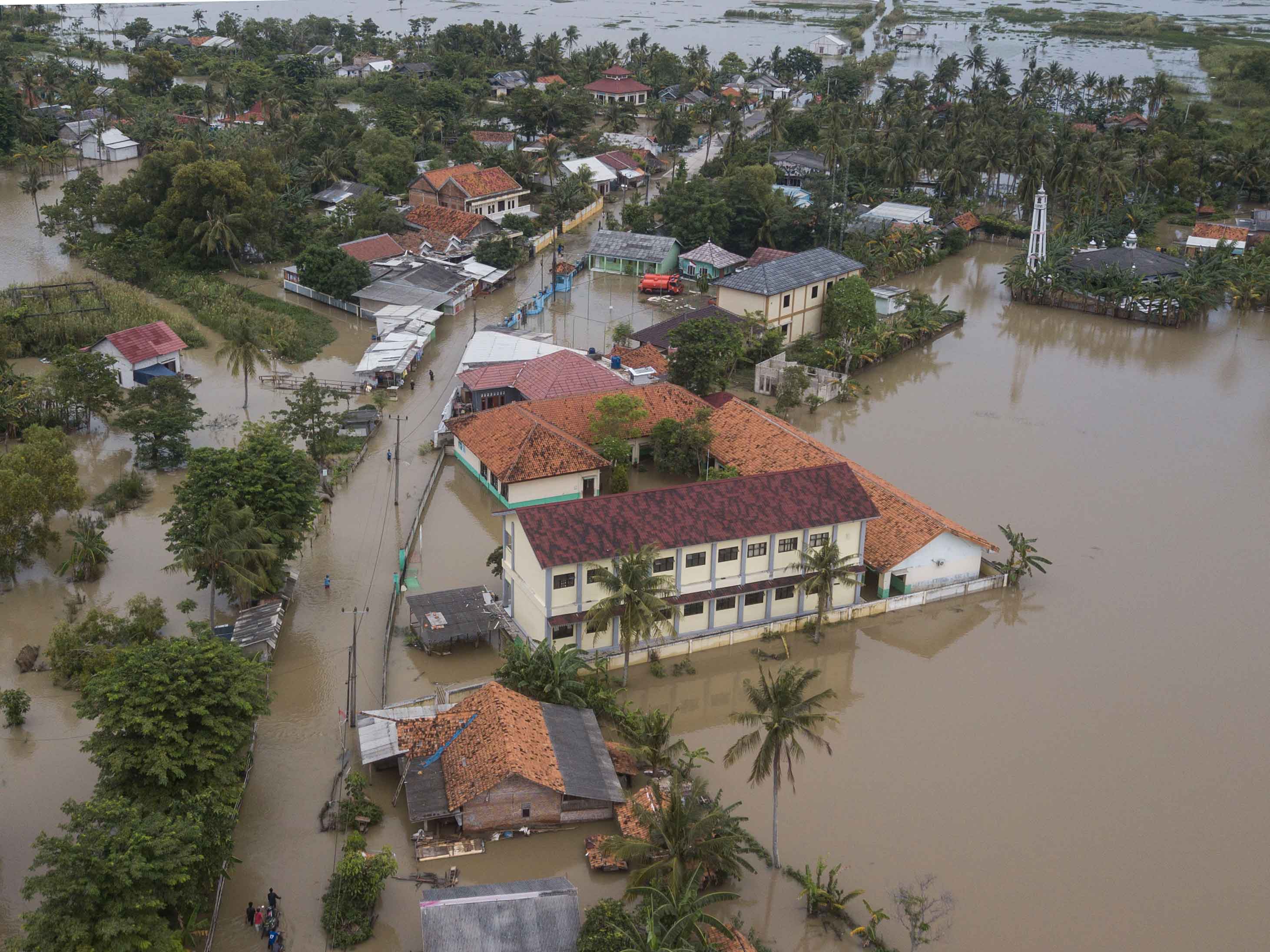 Warga MTsN 5 Kerinci Turut Andil dalam Aksi Penggalangan Dana Peduli Korban Banjir