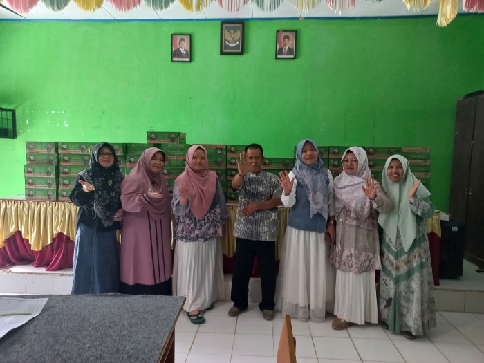 Kantin Halal MTsN 5 Kerinci Bagikan Paket Minuman Kaleng untuk Seluruh Guru dan Staf