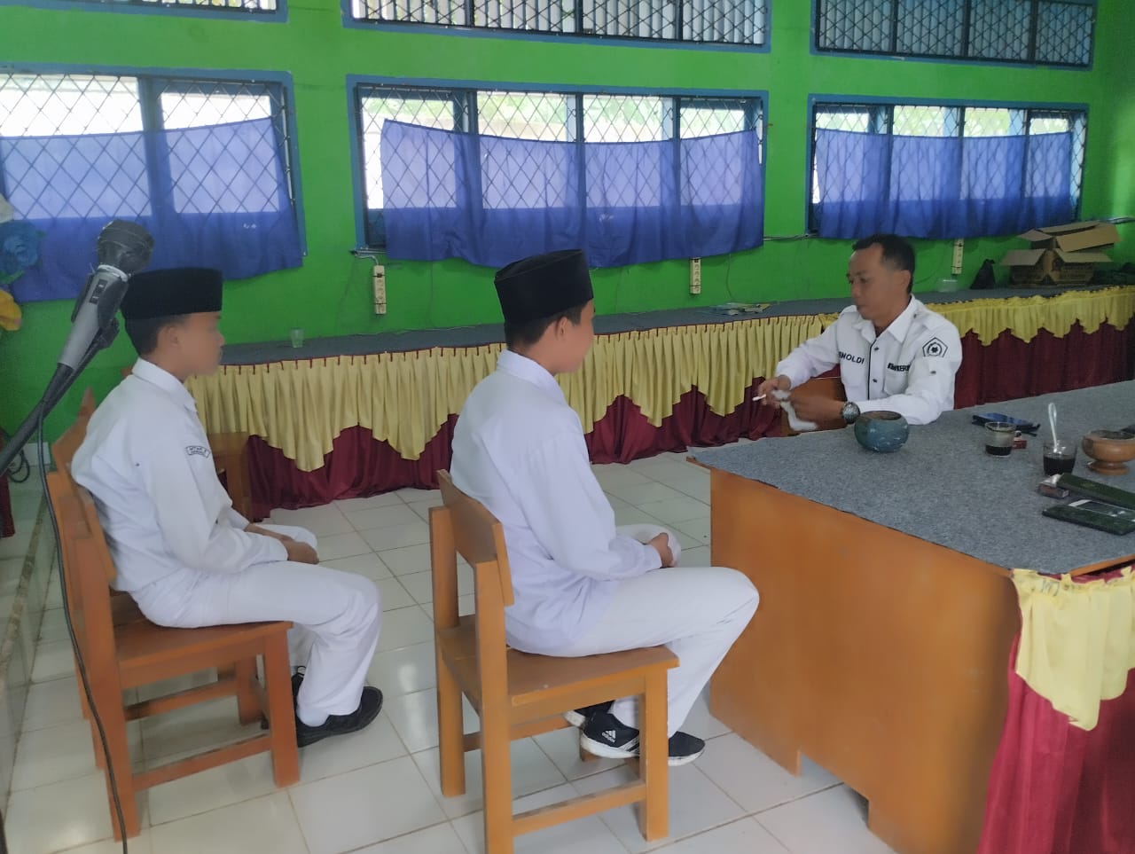 Guru Bahasa Indonesia MTsN 5 Kerinci Latih Siswa Tampil Membacakan Puisi dengan Penuh Penghayatan