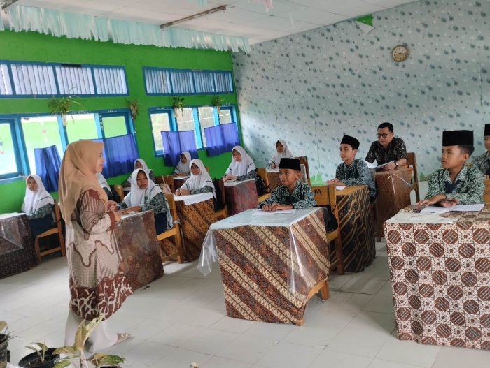 Kepala MTsN 5 Kerinci Laksanakan Supervisi Langsung terhadap Guru