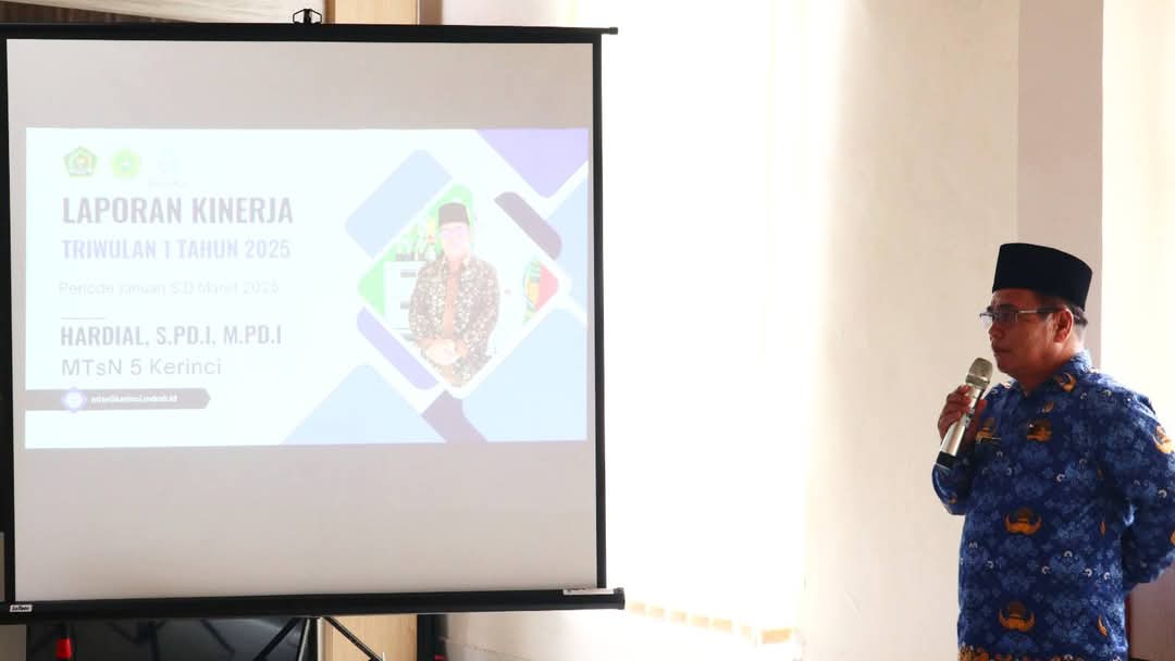 Kepala MTsN 5 Kerinci Paparkan Laporan Kinerja Triwulan I di Aula PLUT Kemenag Kerinci