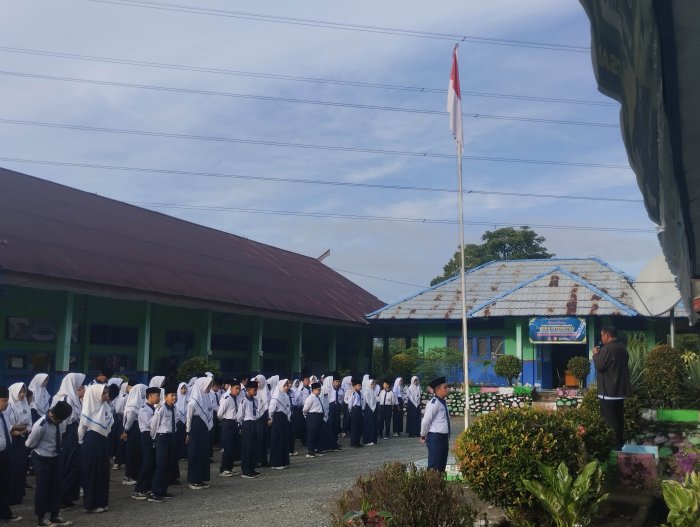 Tanamkan Kedisiplinan, Membentuk Karakter Siswa Waka Kurikulum MTsN 5 Kerinci Pimpin Apel Pagi.