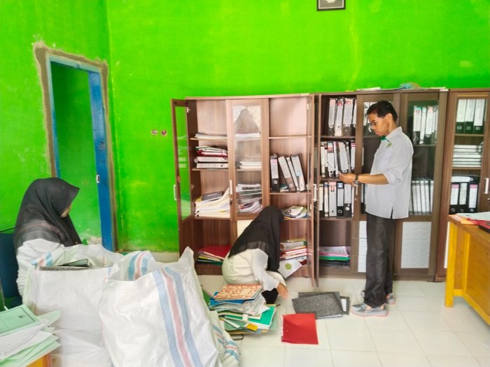 Tingkatkan Efisiensi Kerja, Staf TU dan Penata Layanan Operasional Lakukan Pembenahan dan Pemilahan Berkas Tingkatkan Efisiensi Kerja, Staf TU dan Penata Layanan Operasional Lakukan Pembenahan dan Pemilahan Berkas
