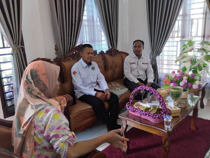 Wujud Penghormatan, Pengurus Koperasi MTsN 5 Kerinci Serahkan Hak Investasi Almarhum Bapak Supyan