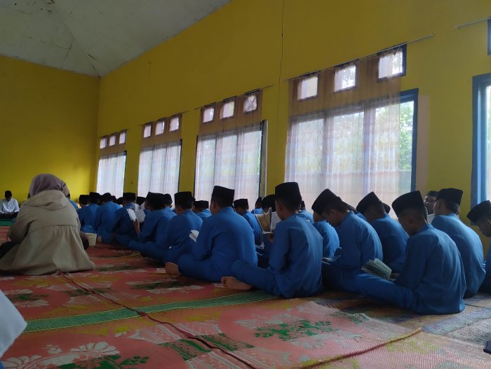 Hujan Rintik Tak Patahkan Semangat, Siswa MTsN 5 Kerinci Sambut Pagi Jumat Berkah dengan Yasinan dan Doa Bersama