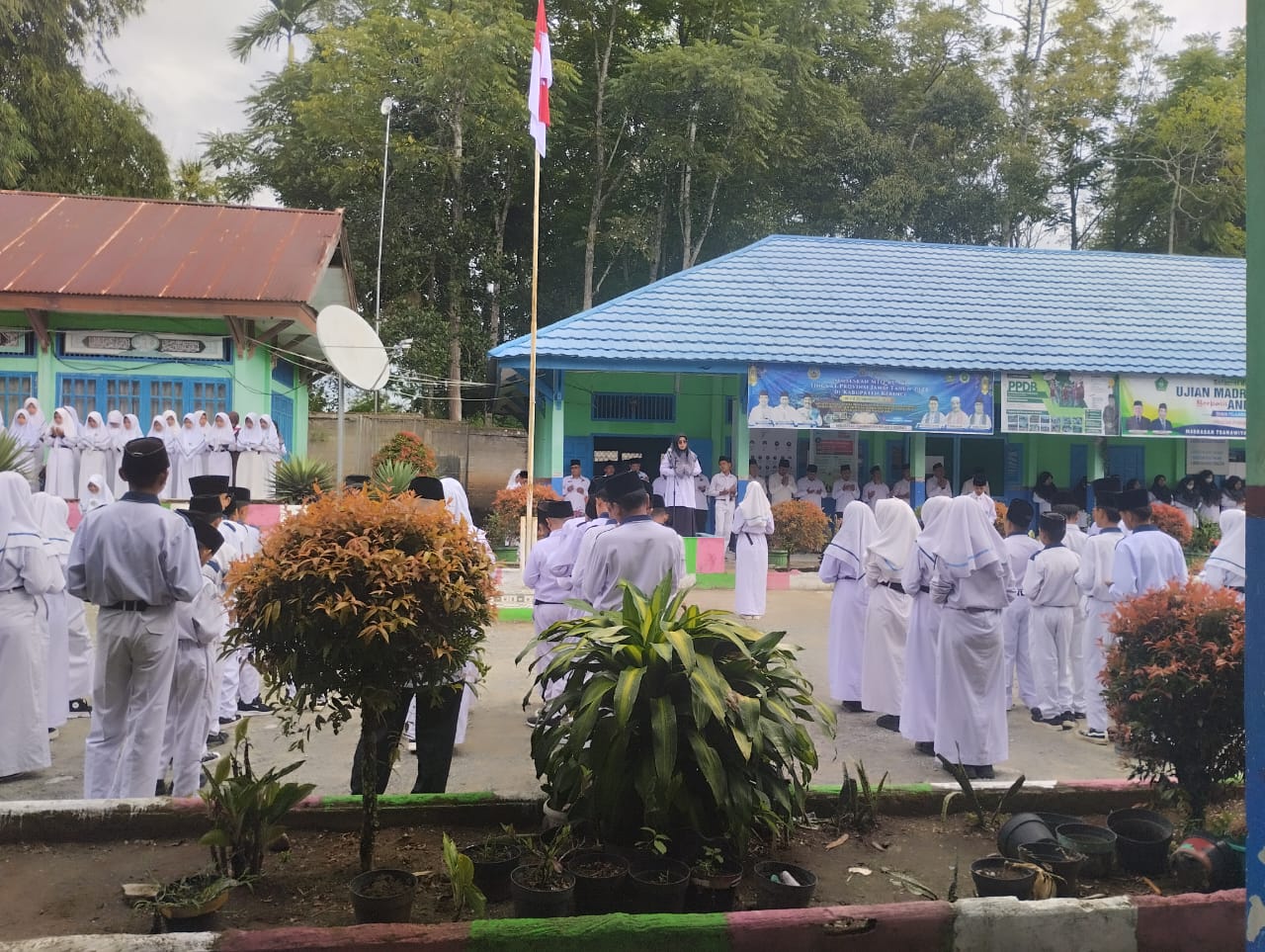 Kegiatan Upacara Bendera : Waka Humas Ingatkan pentingnya kegiatan sosial wujud kepedulian antar sesama warga madrasah.