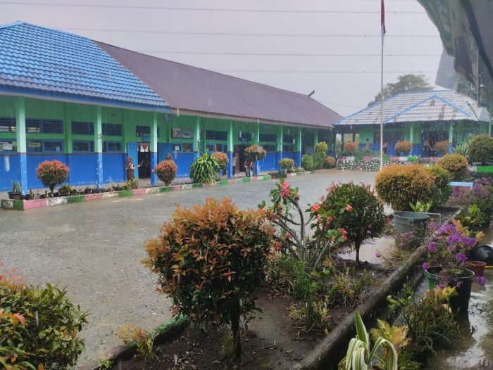 Hujan Deras Guyur MTsN 5 Kerinci, Suasana Sejuk Iringi Persiapan Sholat Dzuhur Berjamaah