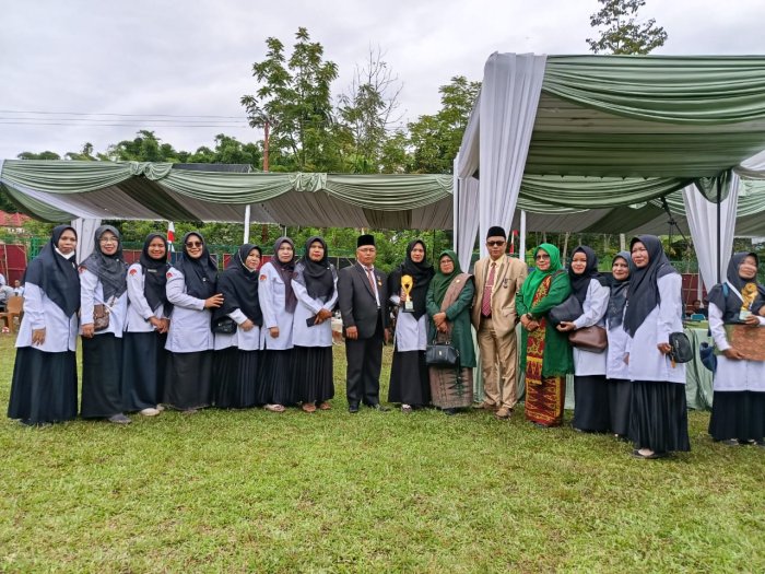 Ikut Serta dalam Upacara Peringatan Hari Amal Bakti ke-80, MTsN 5 Kerinci Sabet penghargaan Juara 1 Guru Kreatif.