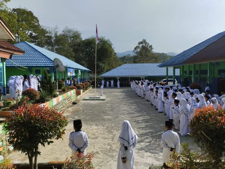 Kunjungan Sosial Bapak Kapolsek Sitinjau Laut Dalam Rangka Pembinaan Terhadap Siswa sekaligus Silaturahmi