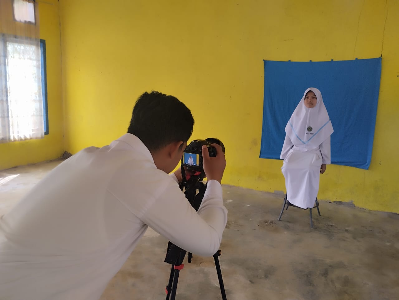 Momen Penting di Akhir Tahun Ajaran Siswa Kelas IX MTsN 5 Kerinci Mengikuti Sesi Pemotretan Untuk Foto Ijazah