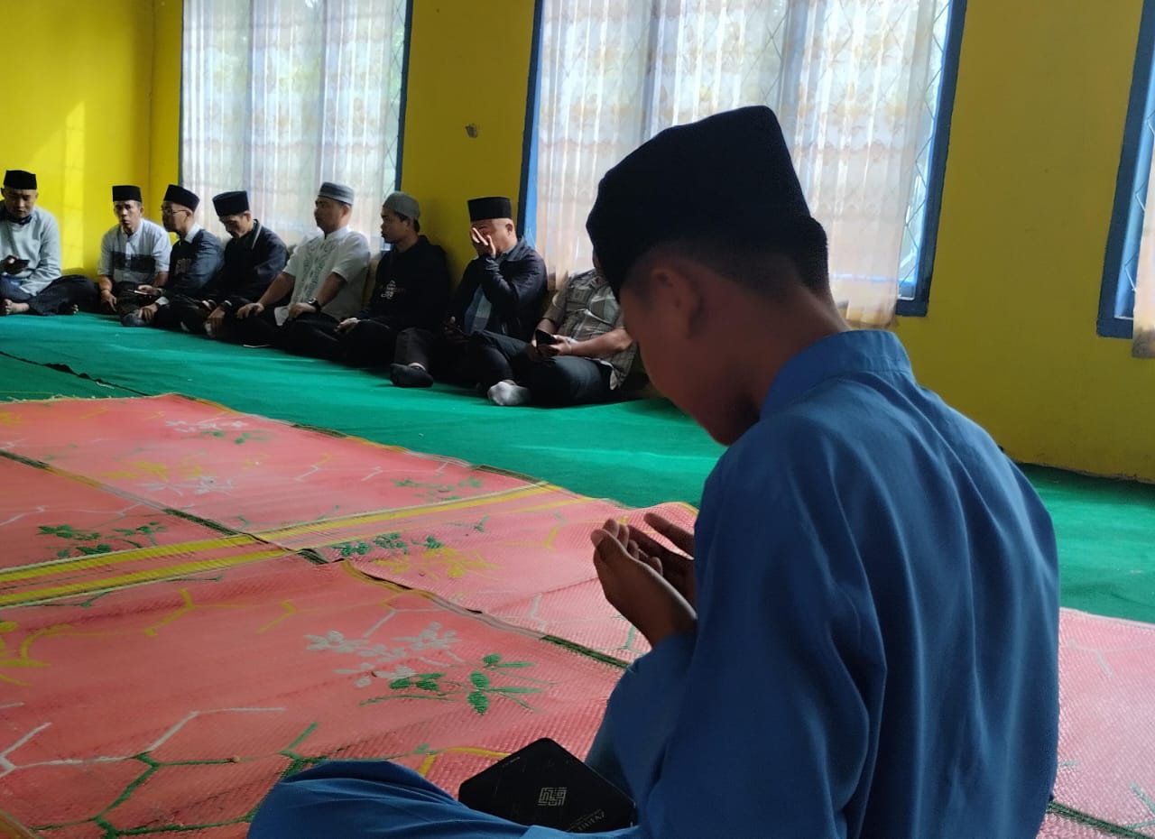 Siswa MTsN 5 Kerinci Pimpin Doa dalam Kegiatan Yasinan Bersama Kali ini dipimpin oleh M.Sayaiful Azomi dari kelas VIIIA